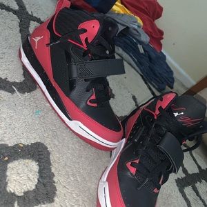 Jordan flight size 5 Y